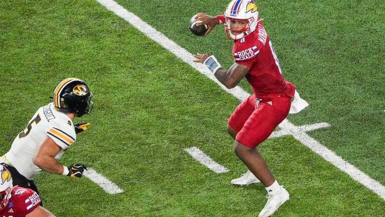 Austin Simmons throws for 3 TDs as No. 23 Missouri tops Kansas 