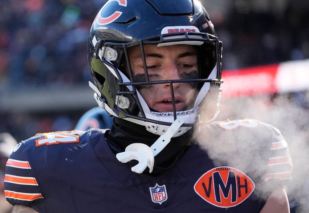  Dec 14, 2025; Chicago, Illinois, USA; Chicago Bears tight end Colston Loveland (84) walks off the field during halftime of the game against the Cleveland Browns at Soldier Field. Mandatory Credit: David Banks-Imagn Images 