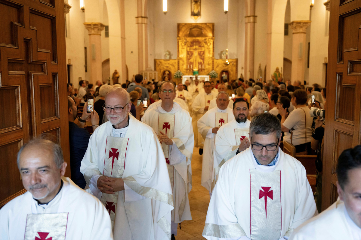 Priests process out of Border Mass 250 at Sacred Heart of Jesus Catholic Church in Nogales, Arizona, U.S. June 26, 2026.  REUTERS/Rebecca Noble