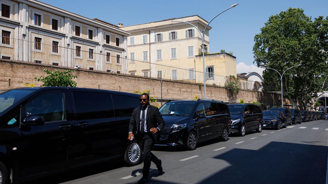 Editorial: Brandon Johnson's Roman retinue meets the Chicago pope 