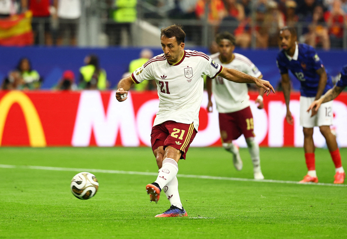 Soccer Football - FIFA World Cup 2026 - Semi Final - France v Spain - Dallas Stadium, Arlington, Texas, U.S. - July 14, 2026 Spain's Mikel Oyarzabal scores their first goal from the penalty spot REUTERS/Kai Pfaffenbach