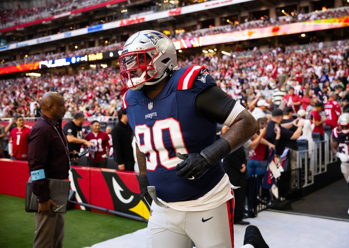  New England Patriots defensive tackle Christian Barmore (90) against the Arizona Cardinals at State Farm Stadium. Mark J. Rebilas-Imagn Images