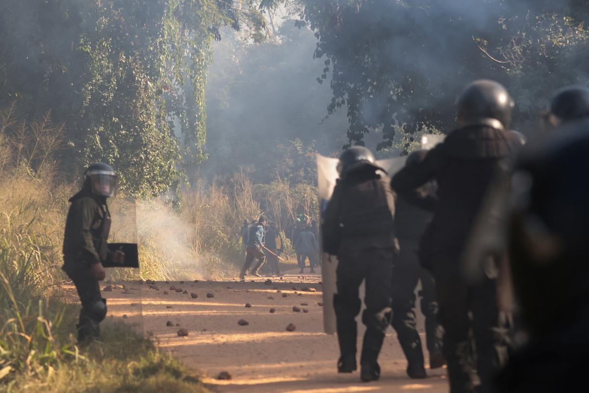 Police officers clash with community members who seized the Humberto Suarez oil facility to call for the resignation of President Rodrigo Paz, as ongoing protests have led to shortages of fuel and food, in Santa Rosa del Sara, Bolivia, June 3, 2026. REUTERS/Ipa Ibanez