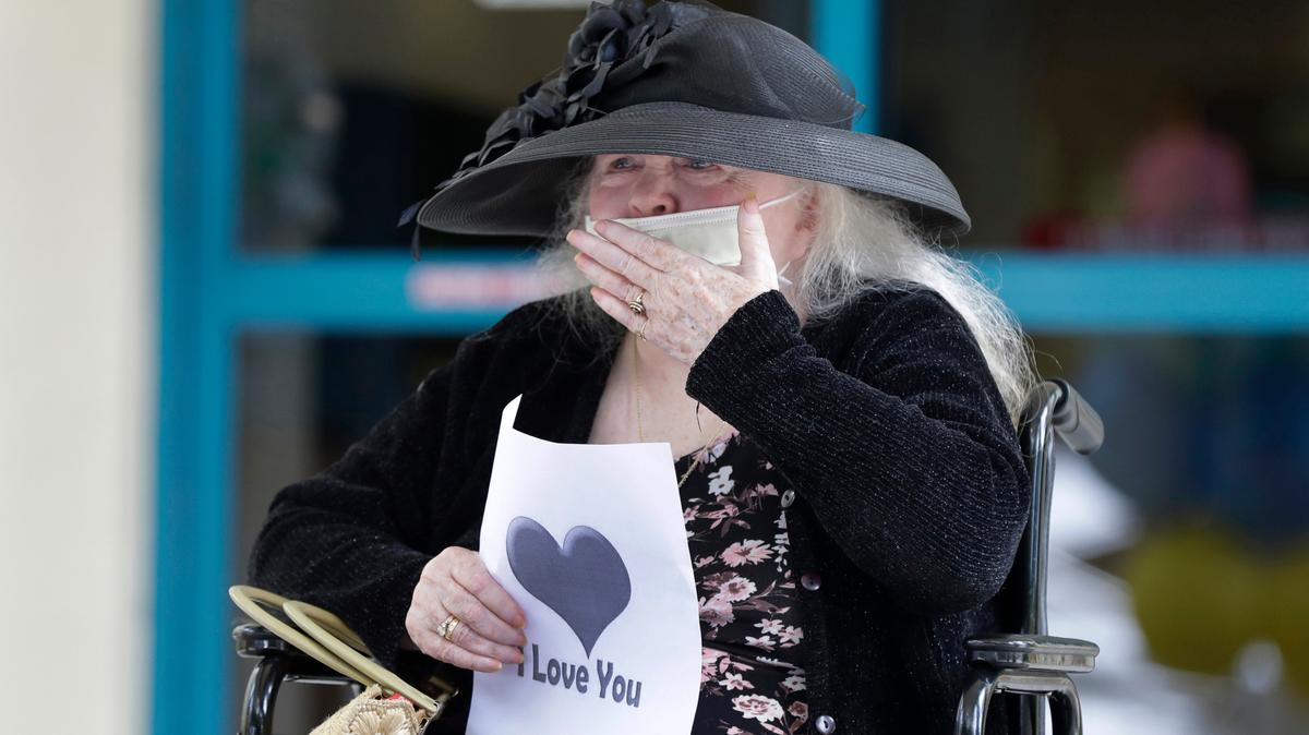 Margaret Choinacki, de 87 años, a quien no le quedan más familiares porque su esposo y su hija murieron, le manda un beso a su amiga Frances Reaves en el Miami Jewish Health en Miami el 17 de julio de 2020.