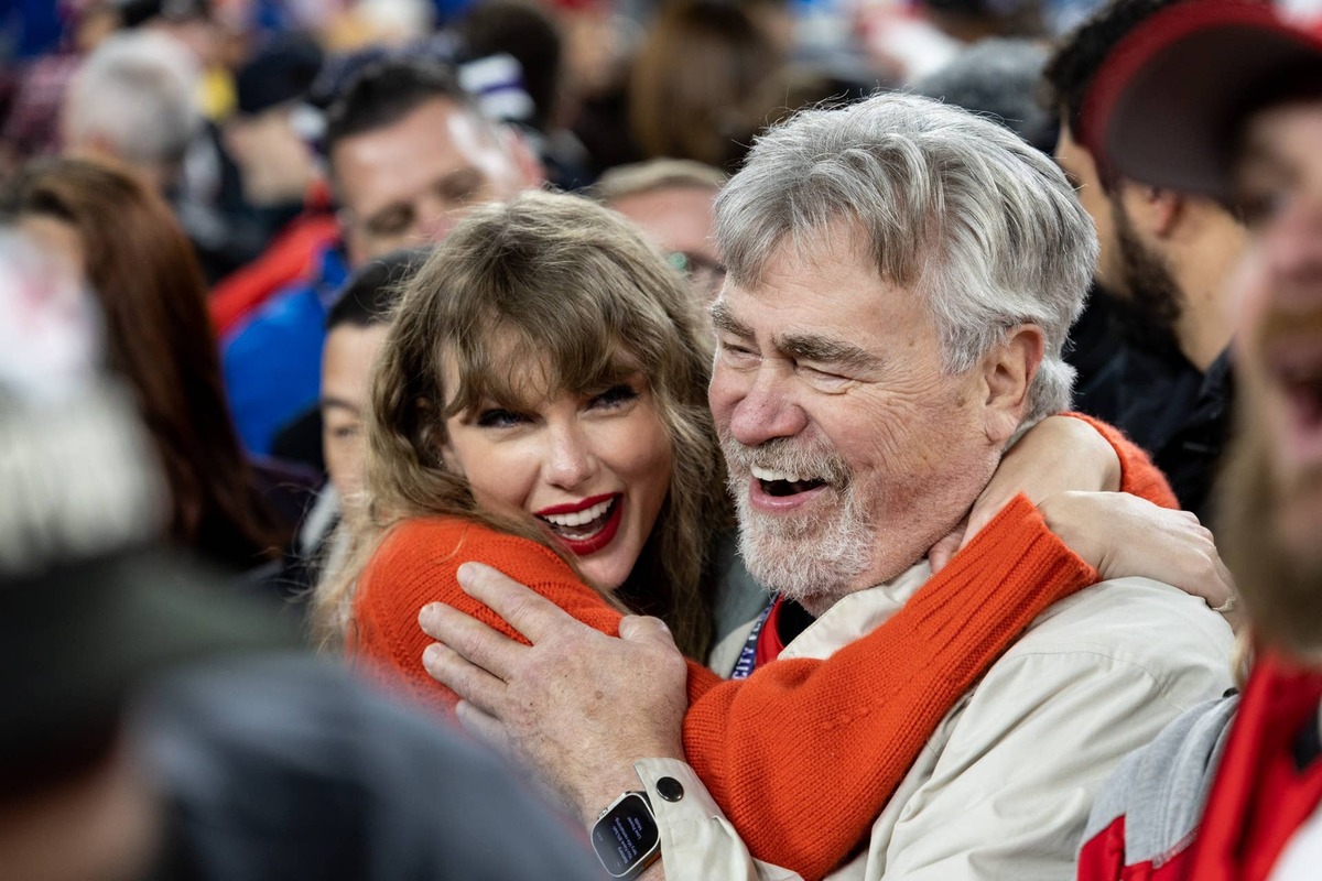  BALTIMORE, MARYLAND - JANUARY 28: Taylor Swift hugs Ed Kielce after the AFC Championship NFL football game between the Kansas City Chiefs and Baltimore Ravens at M&T Bank Stadium on January 28, 2024 in Baltimore, Maryland. (Photo by Kara Durrette/Getty Images) 