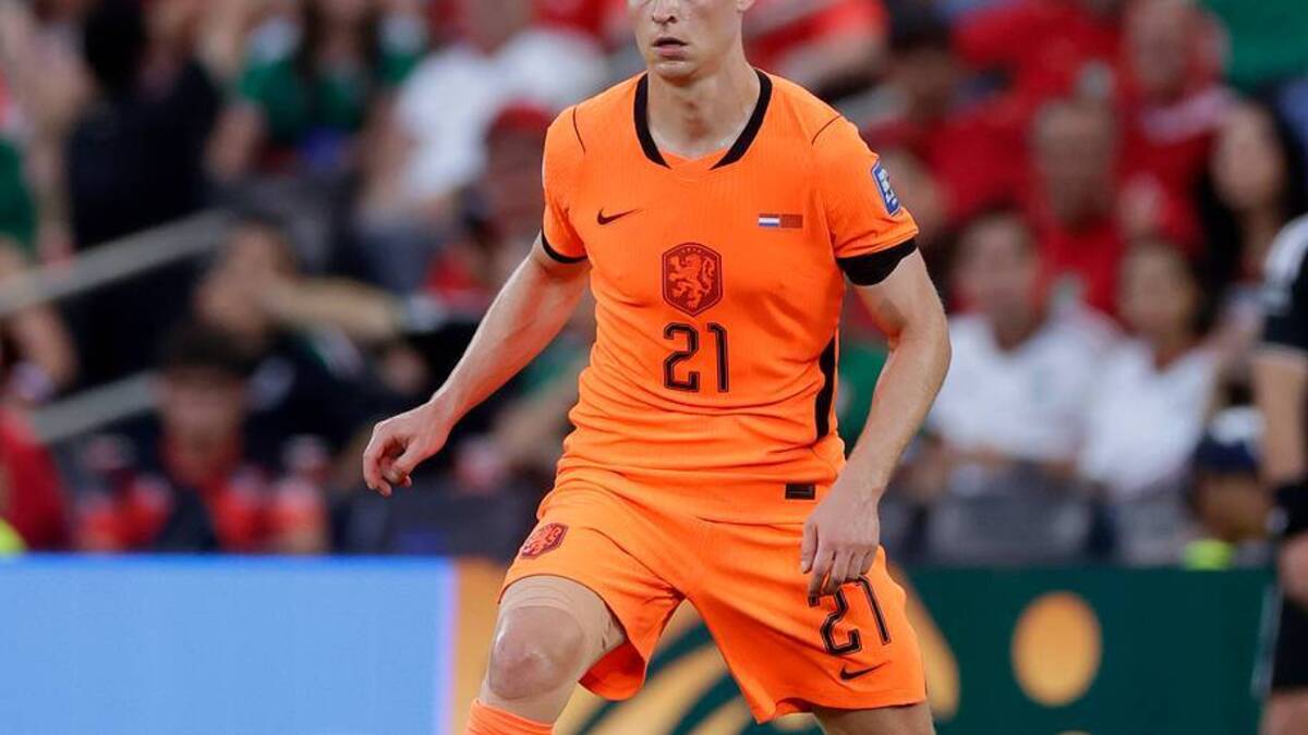  Frenkie de Jong had a significant wrap around his right knee this summer. | Roy Lazet/Soccrates/Getty Images 