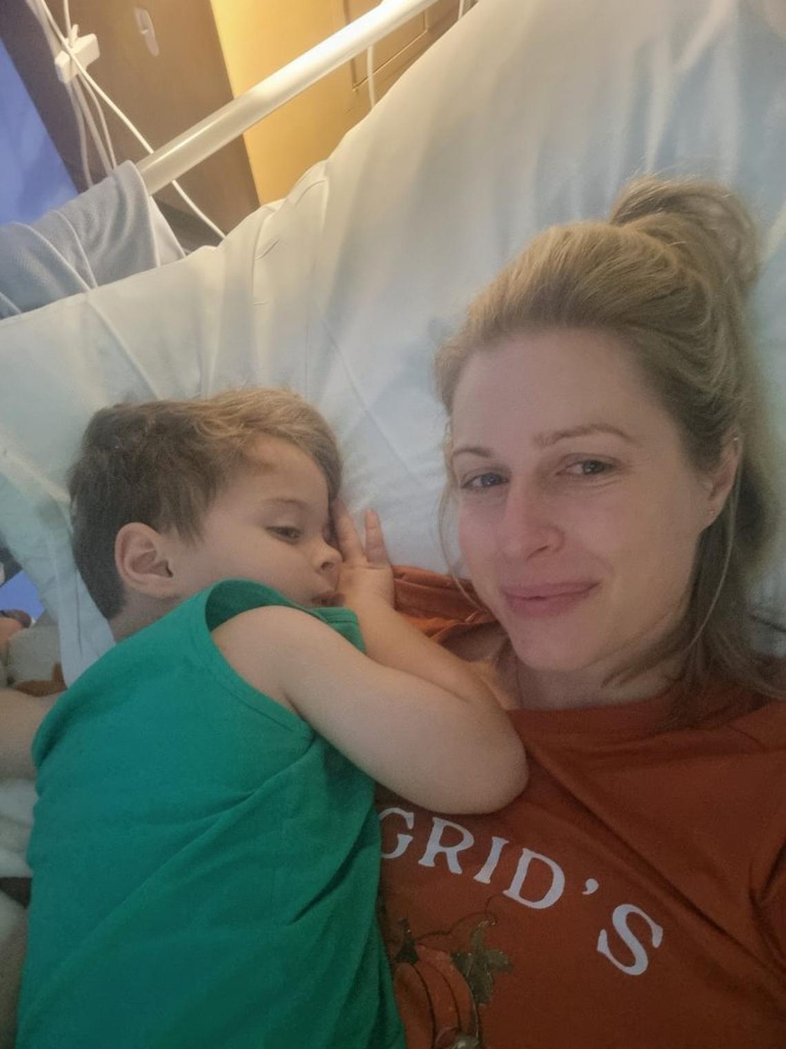  Teddy with his mom in the hospital. (Cindy Hemms via SWNS) 