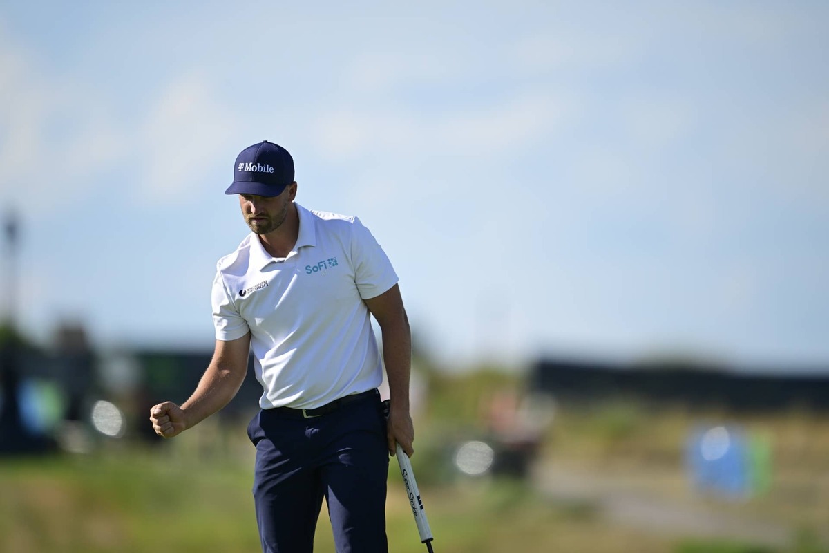  Wyndham Clark fist pumps after sinking his putt on the seventh hole during the third round of the 2026 U.S. Open at Shinnecock Hills Golf Club Logan Whitton/USGA