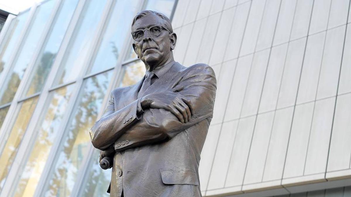  Jan 7, 2025; Los Angeles, California, USA; A statue of former UCLA Bruins coach John Wooden at Pauley Pavilion presented by Wescom. Mandatory Credit: Kirby Lee-Imagn Images | Kirby Lee-Imagn Images 