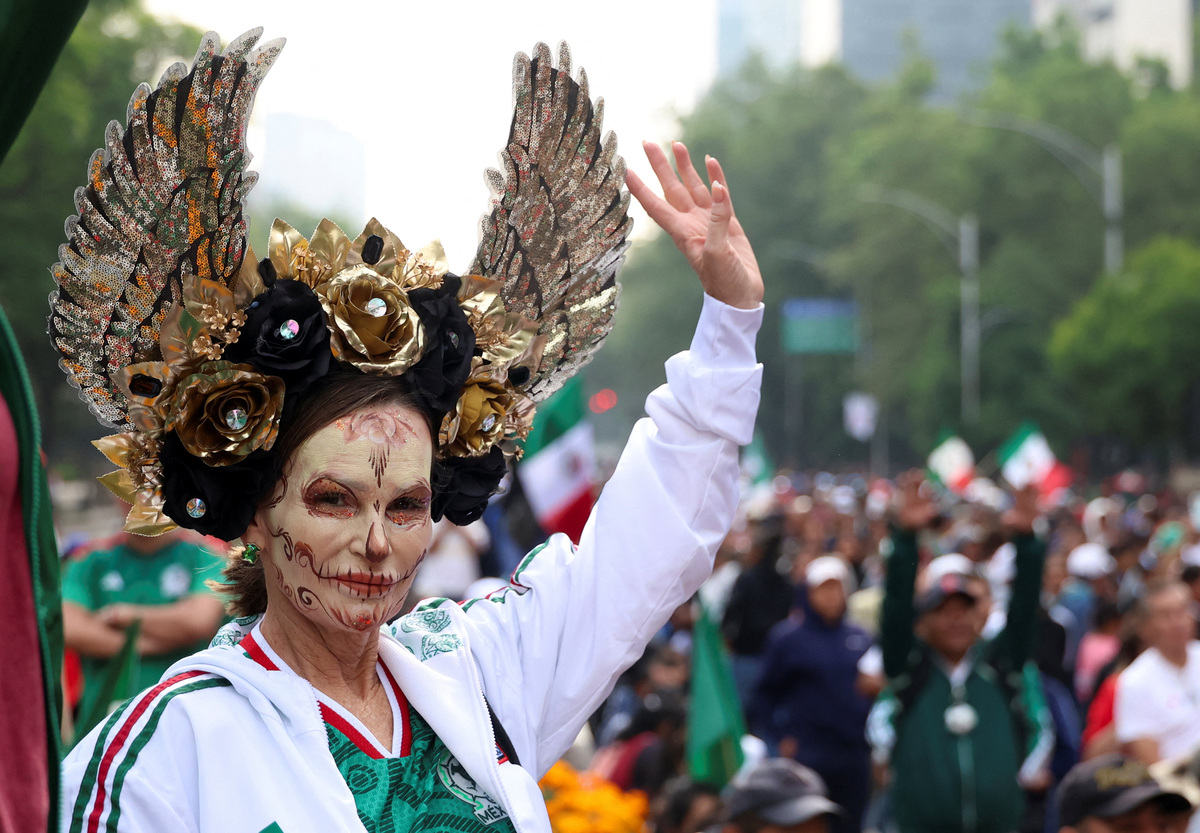 People participate in an attempt to break the Guinness World Record for the world’s largest “Mexican wave” along Reforma Avenue as part of activities ahead of the FIFA World Cup 2026, in Mexico City, Mexico, June 6, 2026. REUTERS/Luis Cortes