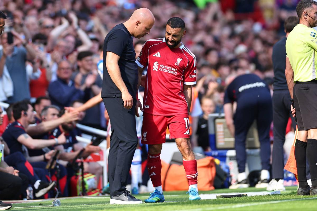  Arne Slot speaks with Mohamed Salah as he goes off injured during the Premier League match between Liverpool and Crystal Palace. Photo by Robbie Jay Barratt - AMA/Getty Images