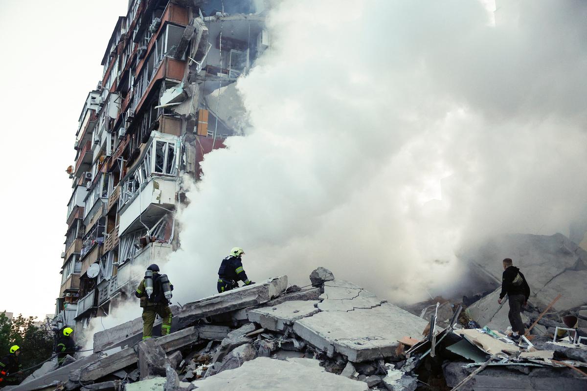 Rescuers search for people under the debris at the site of an apartment building damaged during Russian missile and drone strikes, amid Russia's attack on Ukraine, in Kyiv, Ukraine May 14, 2026. REUTERS/Valentyn Ogirenko