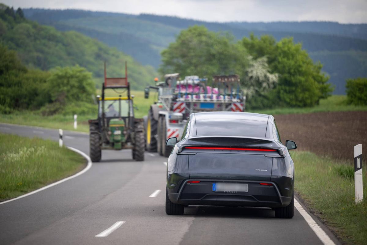  Tesla Full Self-Driving operating on a European road. 