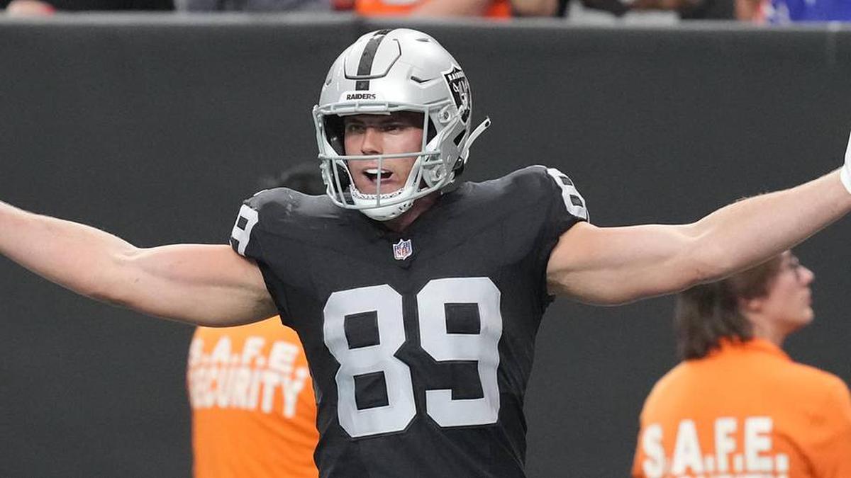  Dec 7, 2025; Paradise, Nevada, USA; Las Vegas Raiders tight end Brock Bowers (89) reacts after catching a touchdown against the Denver Broncos during the first half at Allegiant Stadium. Mandatory Credit: Kirby Lee-Imagn Images | Kirby Lee-Imagn Images 