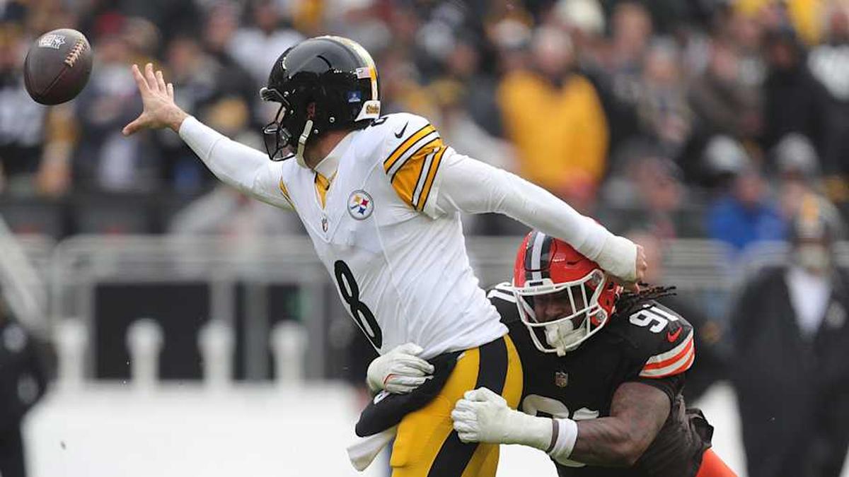  Pittsburgh Steelers quarterback Aaron Rodgers (8) gets rid of the ball as he is wrapped up by Cleveland Browns defensive end Alex Wright (91) during the first half of an NFL football game at Huntington Bank Field, Dec. 28, 2025, in Cleveland, Ohio. | Jeff Lange / USA TODAY NETWORK via Imagn Images 