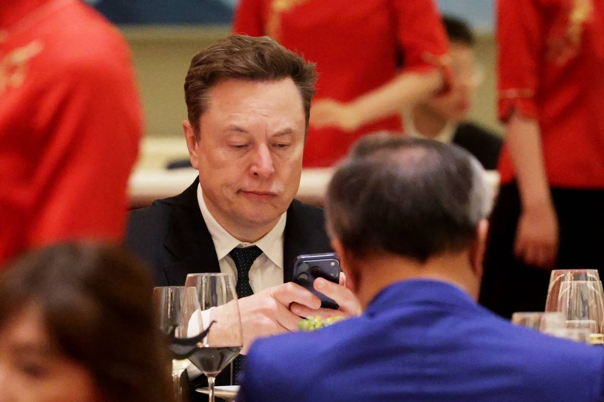  Tesla CEO Elon Musk posted on social media, saying the driver in the fatal Houston-area home crash is at fault. 