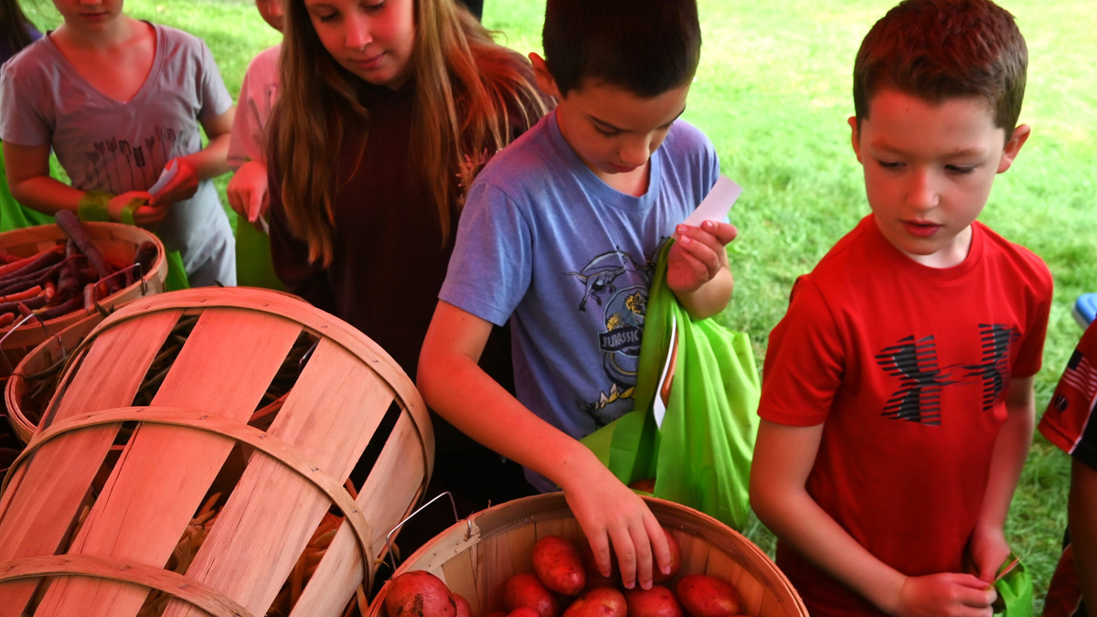 Jefferson Elementary students learn nutrition at school farmers market