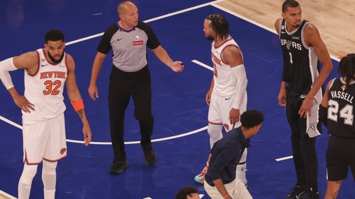 NEW YORK (United States), 09/06/2026.- Jalen Brunson (R) of the New York Knicks speaks to a referee during Game 3 of the NBA Finals against the San Antonio Spurs at Madison Square Garden in New York, New York, USA, 08 June 2026. (Baloncesto, Nueva York) EFE/EPA/SARAH YENESEL SHUTTERSTOCK OUT