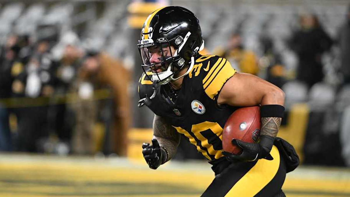  Pittsburgh Steelers running back Jaylen Warren (30) warms up before the game against the Miami Dolphins at Acrisure Stadium. | Barry Reeger-Imagn Images 