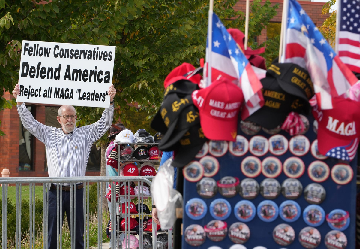 Trump slams Democrats as communists in Youngstown election rally ...