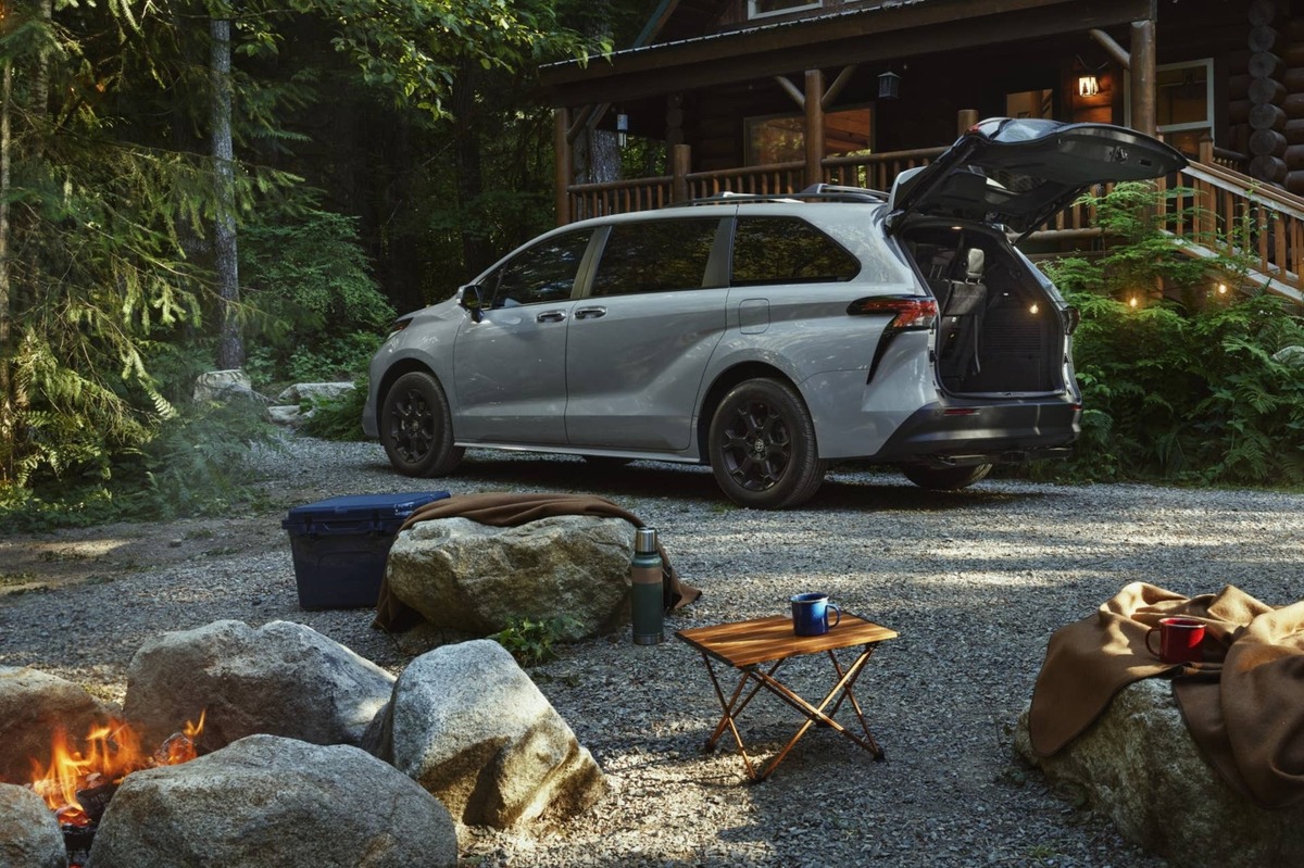  2026 Toyota Sienna Woodland