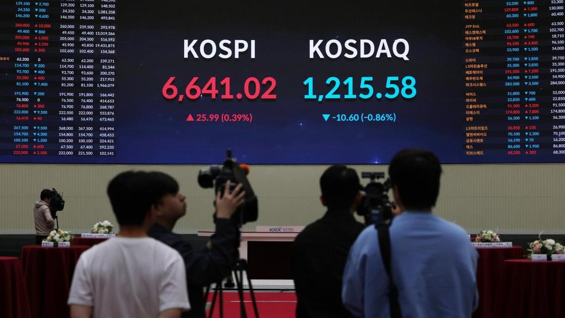 Seoul stocks again at fresh peak ahead of U.S. big tech earnings 