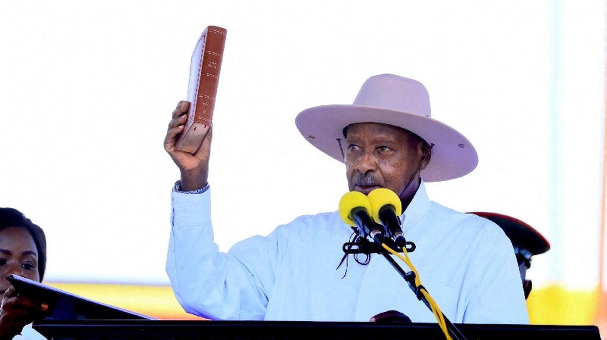 FILE PHOTO: Uganda's President and leader of the ruling National Resistance Movement (NRM) party, Yoweri Museveni, holds up the Bible as he is sworn in after being declared the winner of the country's presidential election, extending his decades-long rule, at the Kololo grounds in Kampala, Uganda May 12, 2026. REUTERS/Abubaker Lubowa/File Photo