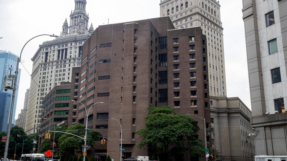 Guardias de prisión discutieron encubrimiento de muerte de Epstein, un recluso le dijo al FBI