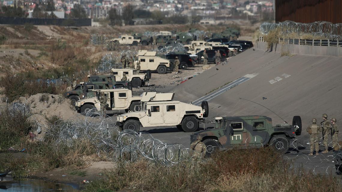 ARCHIVO - El ejército estadounidense protege la frontera de El Paso, Texas, con México, visto desde Ciudad Juárez, México, el martes 20 de diciembre de 2022.