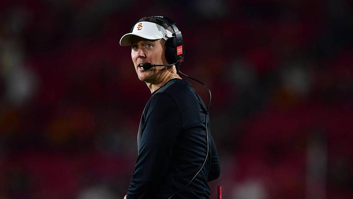 Sep 20, 2025; Los Angeles, California, USA; Southern California Trojans head coach Lincoln Riley watches game action against the Michigan State Spartans during the second half at the Los Angeles Memorial Coliseum. Mandatory Credit: Gary A. Vasquez-Imagn Images | Gary A. Vasquez-Imagn Images 