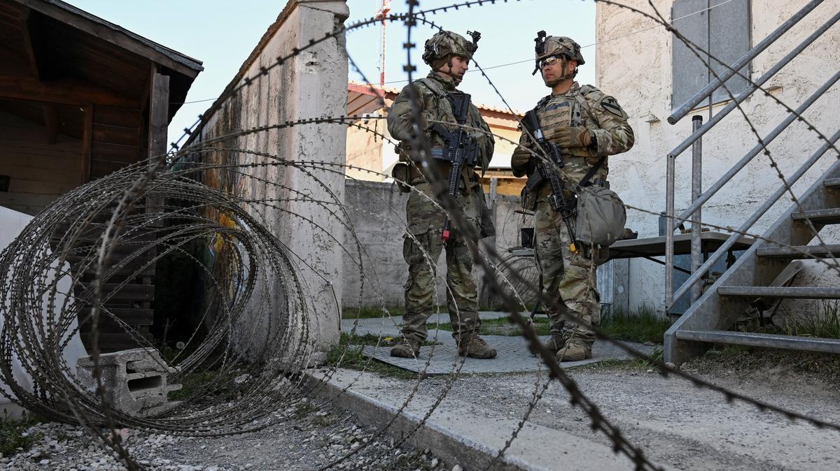 Soldiers stand next to a razor wire at a media day during the U.S. Army Combined Resolve exercise at the U.S. Army's southern Germany training facilities in Hohenfels, Germany, April 30, 2026. REUTERS/Angelika Warmuth