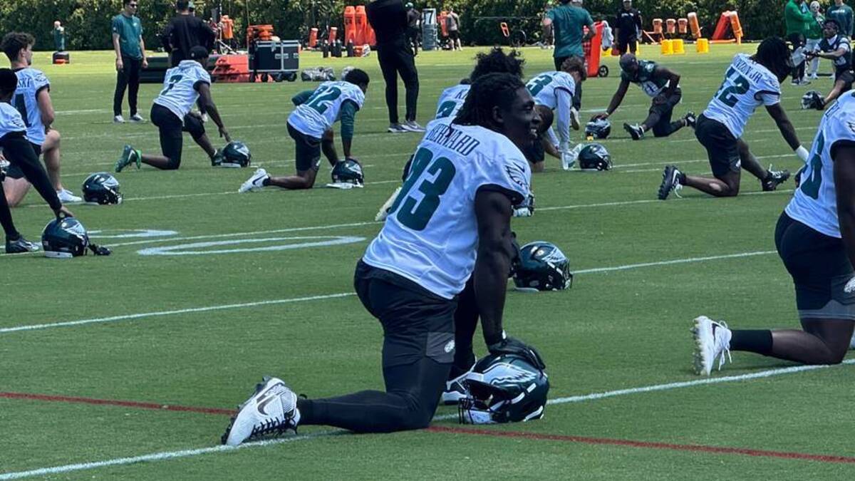  Eagles DT Uar Bernard stretches before practice. | John McMullen/Eagles On SI 
