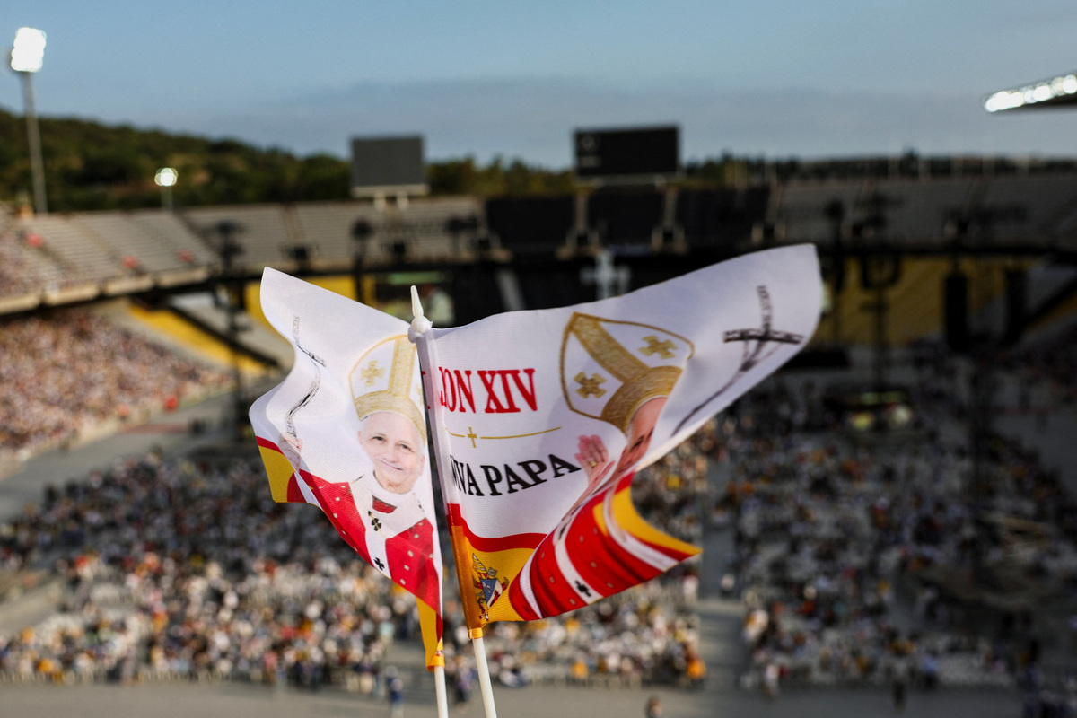Faithful wave flags reading "Long live the Pope" as they wait for Pope Leo XIV to hold a prayer vigil at the Lluis Companys Olympic Stadium, during his apostolic journey, in Barcelona, Spain, June 9, 2026. REUTERS/Nacho Doce