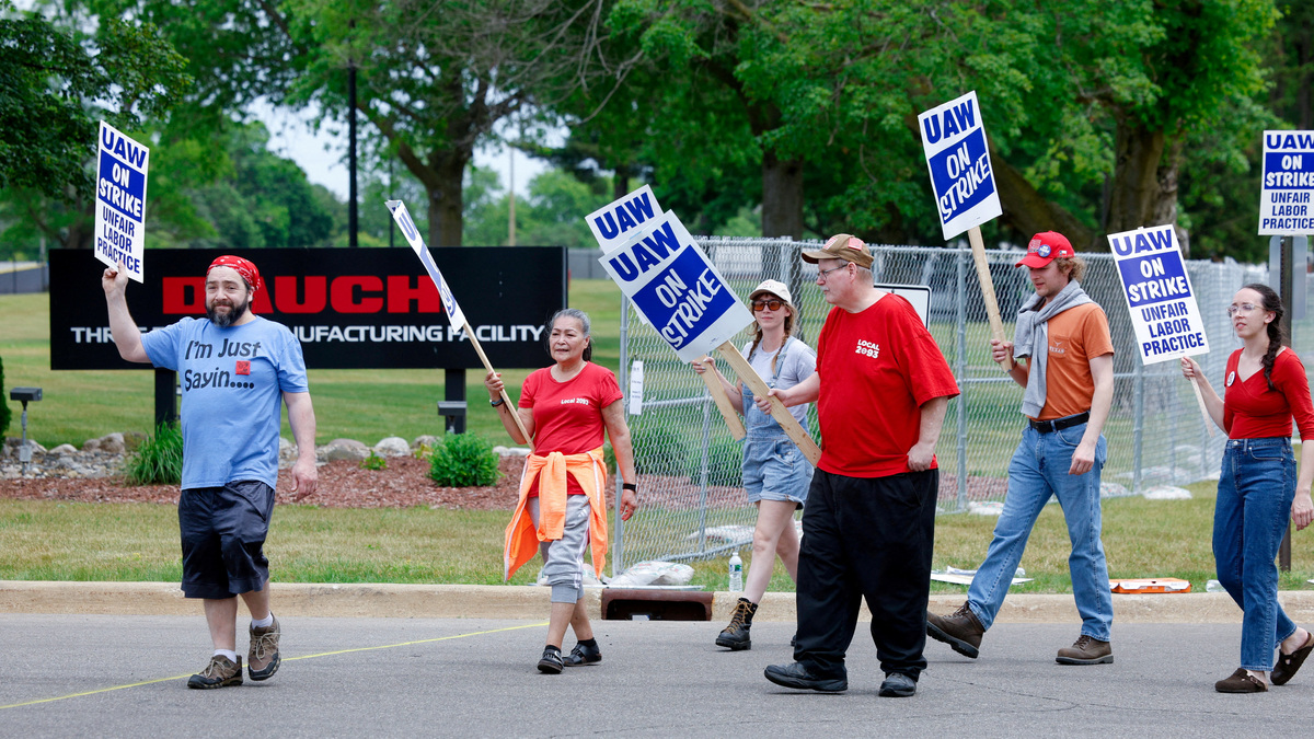FILE PHOTO: Striking United Auto Worker (UAW) Local 2093 members picket outside the Dauch Three Rivers Manufacturing Facility in Three Rivers, Michigan, U.S.,  June 1, 2026.  REUTERS/Rebecca Cook/File Photo