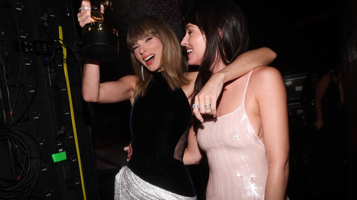 Taylor Swift Interrupts 'SNL' Host's Monologue About 2 'Very Lame' Breakups: 'I'm Not Your Therapist, Actually' 