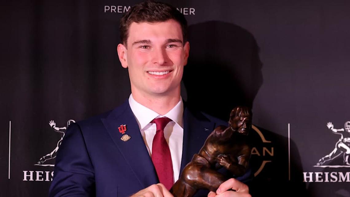  Dec 13, 2025; New York, NY, USA; Indiana Hoosiers quarterback Fernando Mendoza poses for photos with the Heisman trophy during a press conference at the New York Marriott Marquis after winning the award. Mandatory Credit: Brad Penner-Imagn Images | Brad Penner-Imagn Images 