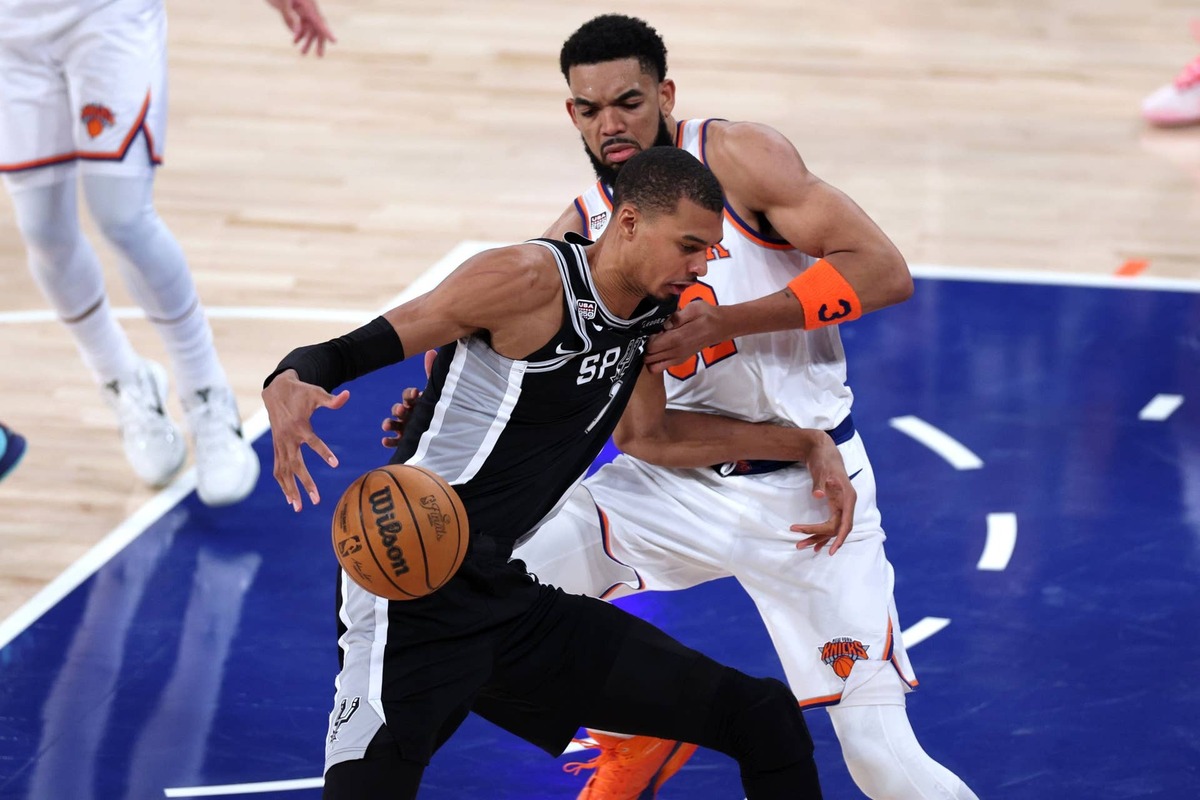  San Antonio Spurs forward Victor Wembanyama (1) drives against New York Knicks center Karl-Anthony Towns (32) 