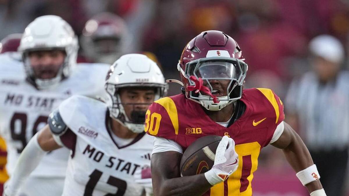  Aug 30, 2025; Los Angeles, California, USA; Southern California Trojans running back King Miller (30) scores on a 75-yard touchdown run against the Missouri State Bears in the second half at United Airlines Field at Los Angeles Memorial Coliseum. Mandatory Credit: Kirby Lee-Imagn Images | Kirby Lee-Imagn Images 