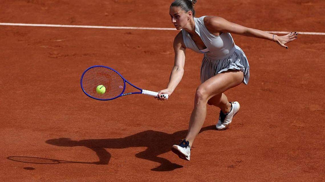 Marta Kostyuk extends clay-court streak in Paris