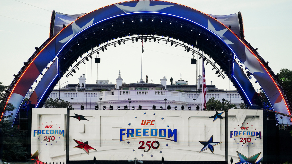 Security personnel stand atop the White House ahead of the ceremonial weigh-ins for fighters participating in UFC Freedom 250, at the Ellipse near the White House, in Washington, D.C., U.S., June 13, 2026. REUTERS/Nathan Howard
