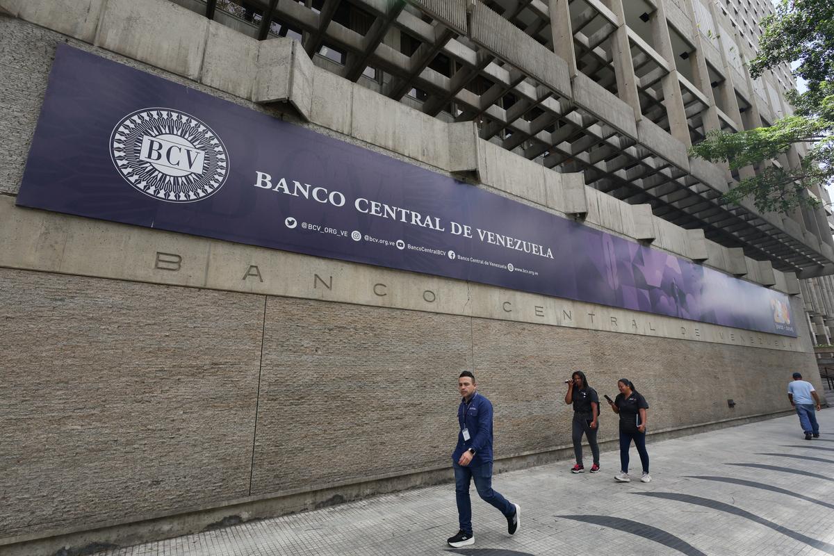 People walk outside of Venezuela's Central Bank in Caracas, Venezuela, May 14, 2026. REUTERS/Leonardo Fernandez Viloria