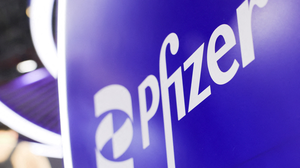 FILE PHOTO: A logo of Pfizer at the company’s booth at the 8th China International Import Expo (CIIE) in Shanghai, China, November 6, 2025.REUTERS/Maxim Shemetov/File Photo