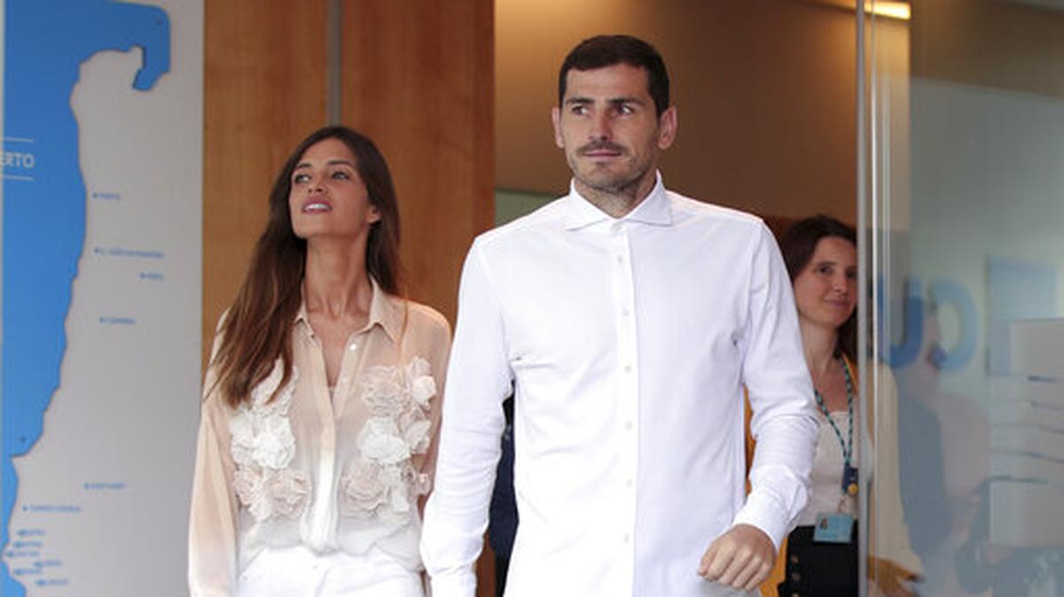 El arquero español Iker Casillas, junto a su esposa Sara Carbonero, abandona un hospital en Porto, Portugal, el lunes 6 de mayo de 2019.