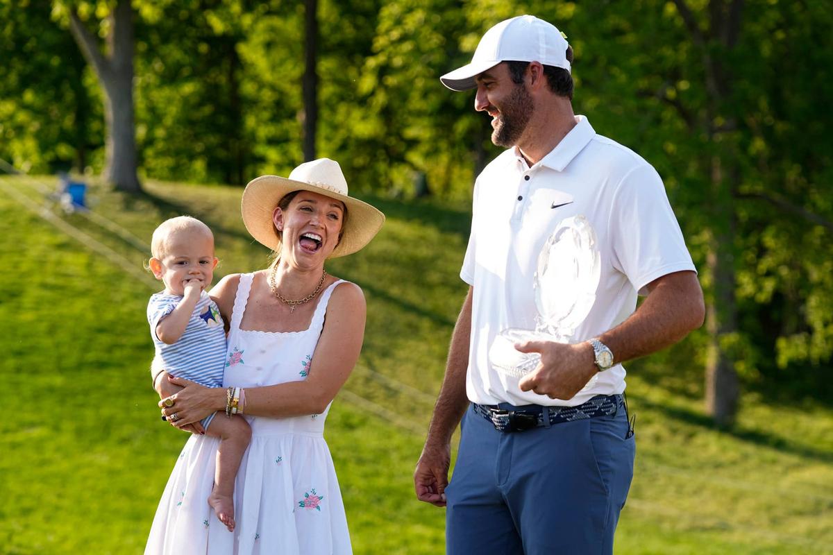  Scottie Scheffler celebrates with his wife, Meredith, and son, Bennett, after winning the Memorial Tournament at Muirfield Village Golf Club in Dublin, Ohio, on June 1, 2025. USA TODAY Network via Reuters Connect