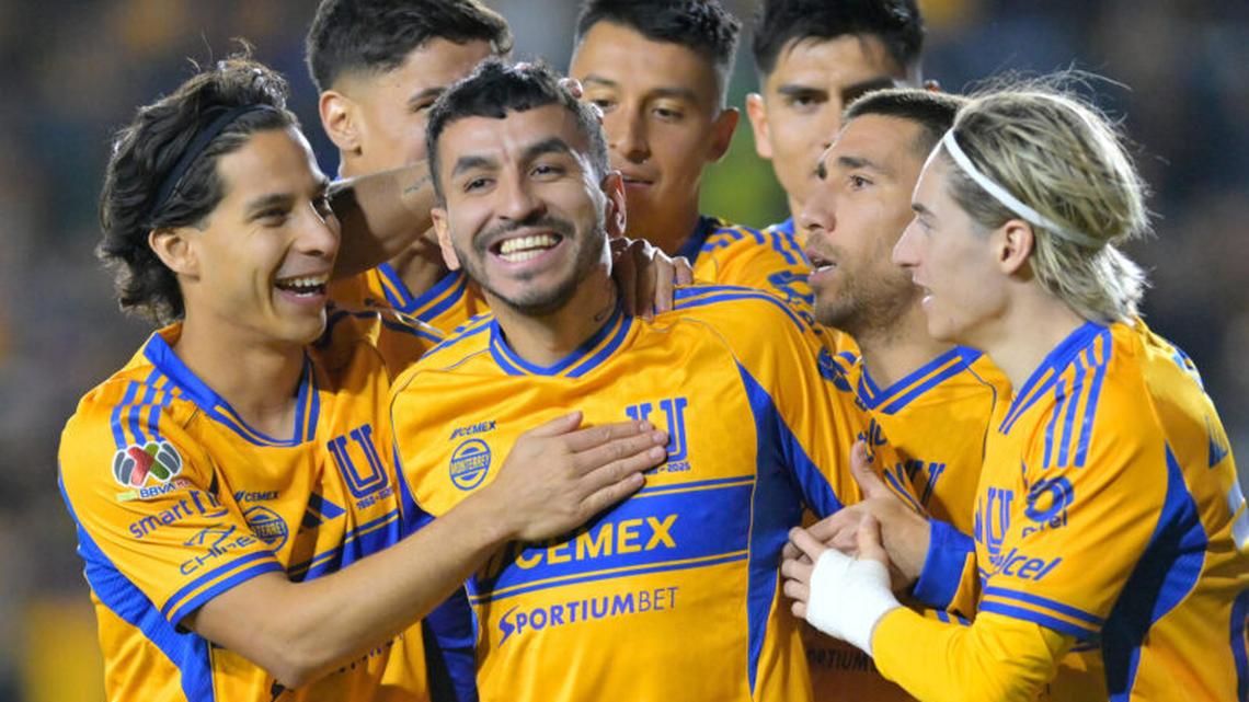 Angel Correa (c) de Tigres celebra un gol con sus compañeros en el Estadio Universitario, San Nicolás de los Garza (México). Imagen de archivo. EFE/Miguel Sierra.