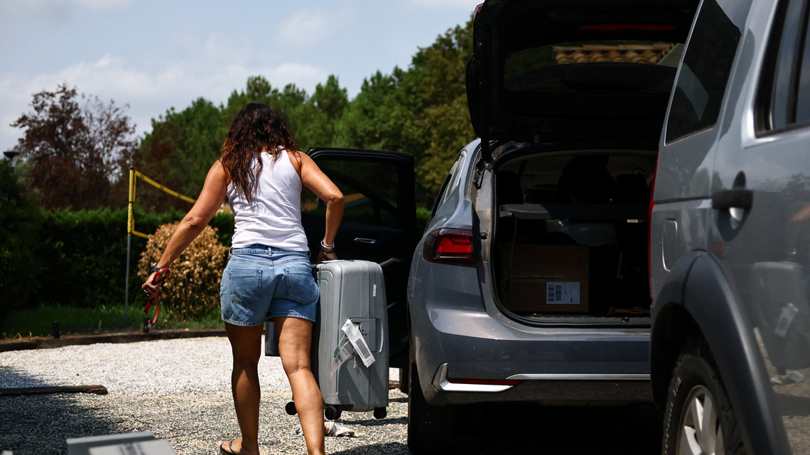 People allowed back home in southwestern France as fire weakens