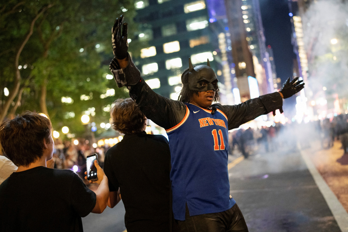 Fans celebrate the New York Knicks' win against the San Antonio Spurs in Game 5 of the NBA Finals at Bryant Park in New York City, U.S., June 13, 2026.  REUTERS/Christian Monterrosa