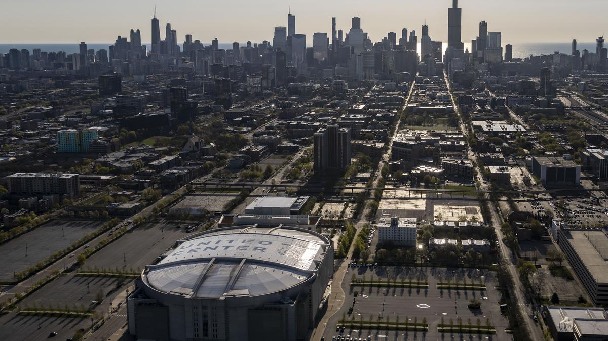United Center and the Chicago skyline, April 26, 2023. (Brian Cassella/Chicago Tribune)