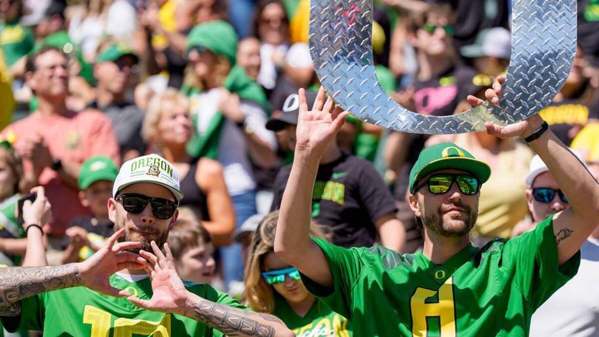  Oregon fans cheer during the Oregon Ducks annual spring game on April 25, 2026 at Autzen Stadium in Eugene, Oregon. | Ben Lonergan/The Register-Guard / USA TODAY NETWORK via Imagn Images 