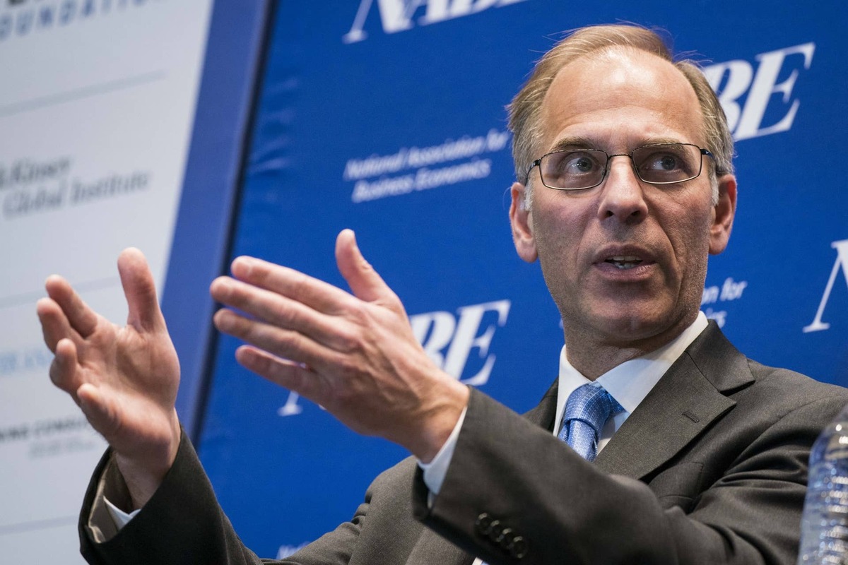  Moody's economist Mark Zandi warns America's economy remains deeply split by income 